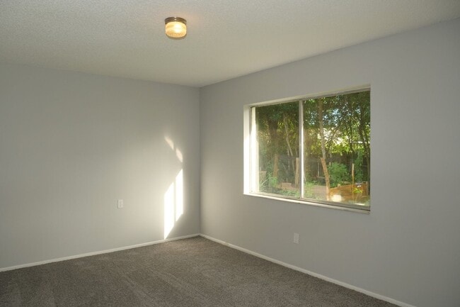 Building Photo - Spacious 2 Bedroom 2 Bath with Garage Avai...