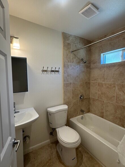 Building Photo - 1009 E Jones St