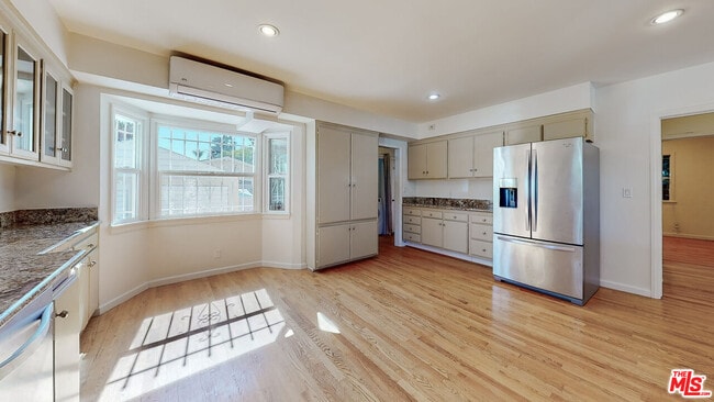 Building Photo - 1107 S Bundy Dr