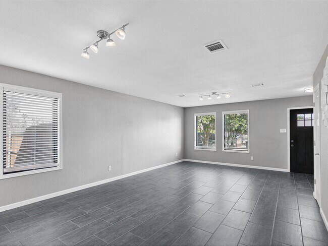 Building Photo - 5304 Los Altos Rd