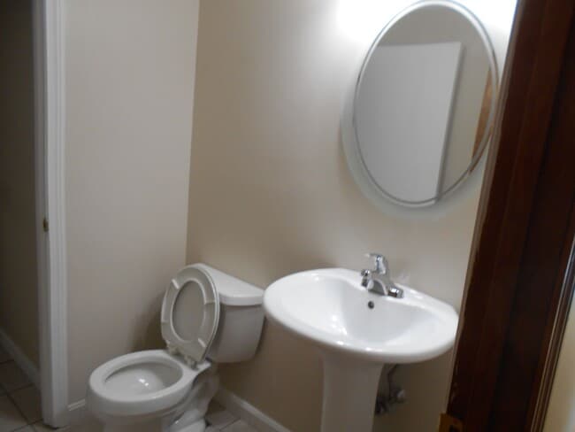 Building Photo - Derry Townhouse for Rent- 2 Bedrooms + Loft!  Available Nov 15!