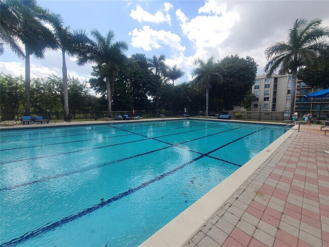 Building Photo - 9300 Fontainebleau Blvd