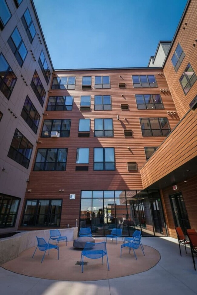 Building Photo - 1400 E Walnut St