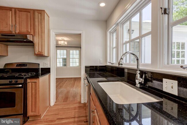 Building Photo - 4811 Drummond Ave