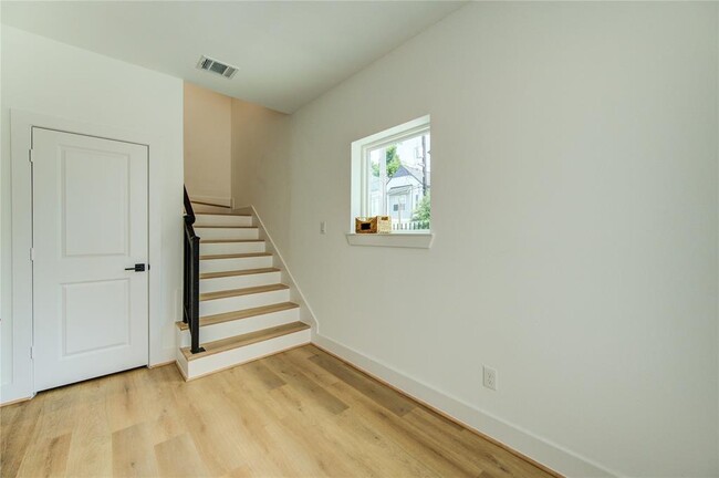 Building Photo - 4043 Buck St