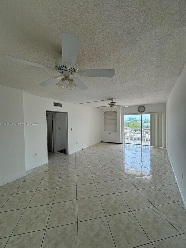 Building Photo - 400 Kings Point Dr