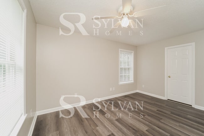 Building Photo - This charming home is move-in ready