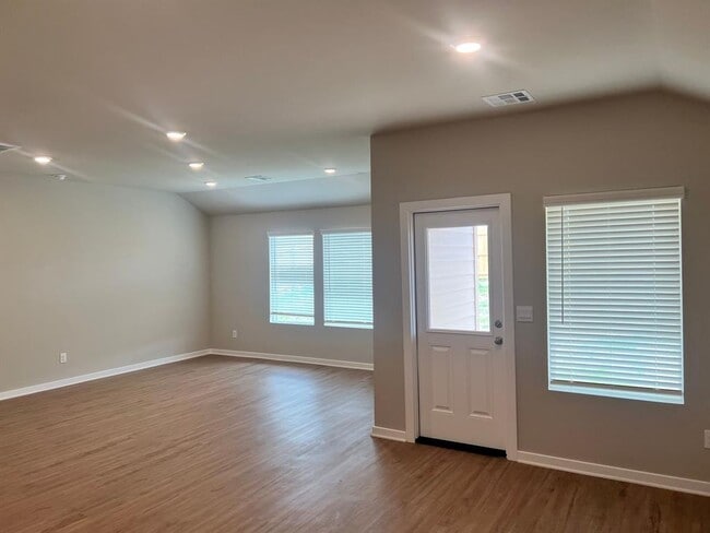 Building Photo - 2928 Firefly Dr