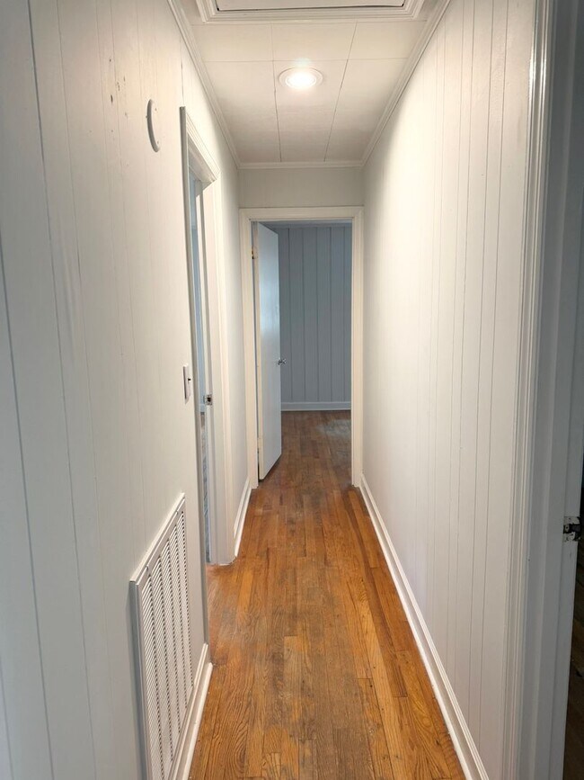 Building Photo - Charming Move-In Ready Home with Bonus Space & Spacious Yard!