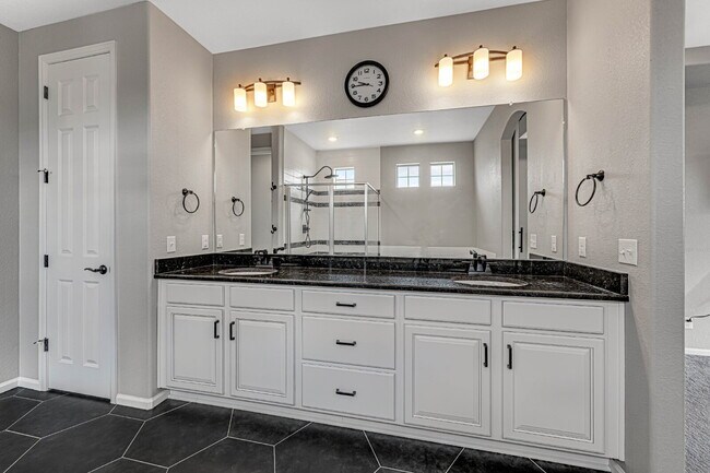 Building Photo - $4,795.00, 5 bed, 3.5 bath located in Denver.