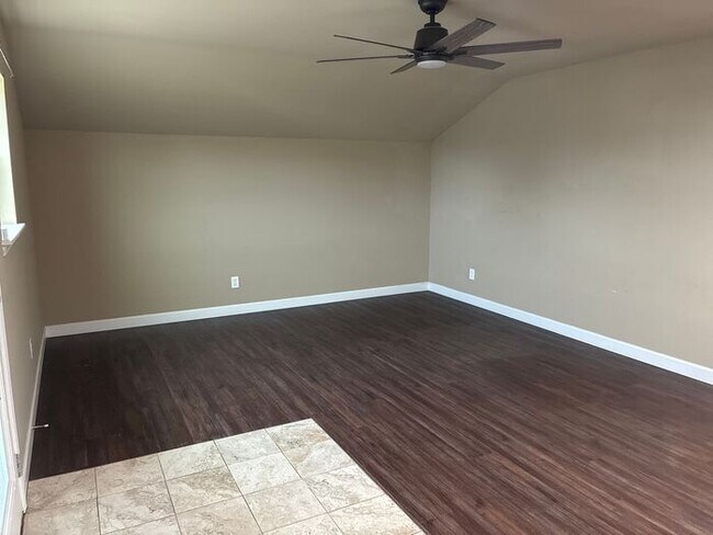 Building Photo - 5BR/3BA w/ Front Yard + Assigned Parking in Kingsbury, TX