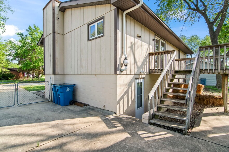 Building Photo - 204 Saxon Dr