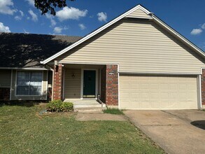 Building Photo - This duplex offers 3 spacious bedrooms, 2....