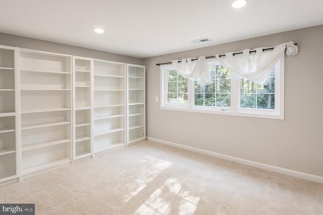 Building Photo - 9000 Marcellas Dr