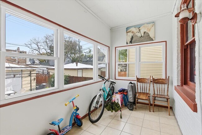 Building Photo - 2333 N Hamlin Ave