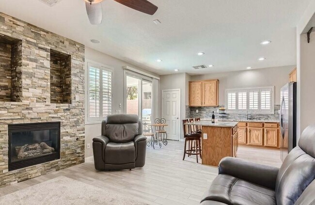 Building Photo - Beautiful Home w/Sparkling Pool