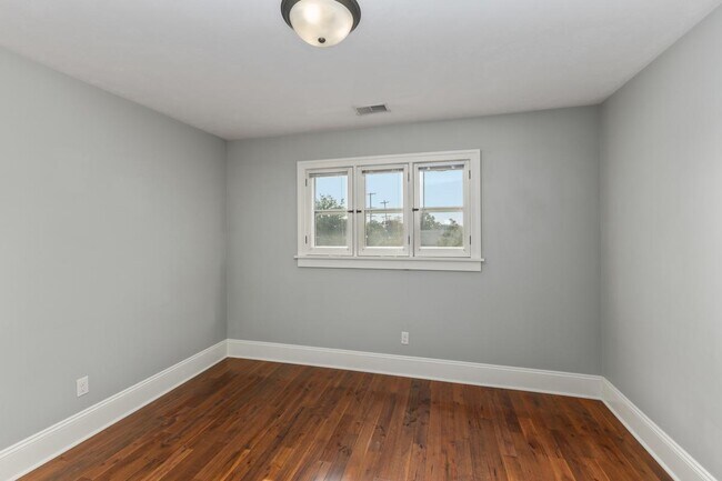 Building Photo - 835 Cherry St SE