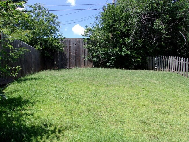 Building Photo - 2 BED 2 BATH 2 CAR GARAGE DUPLEX NW OKC