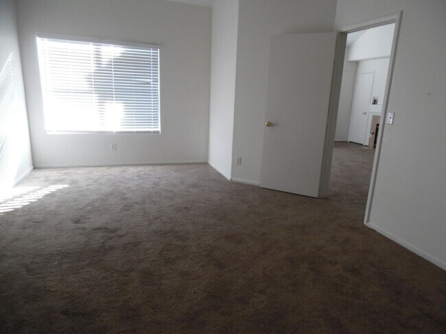 Building Photo - 5125 W Reno Ave
