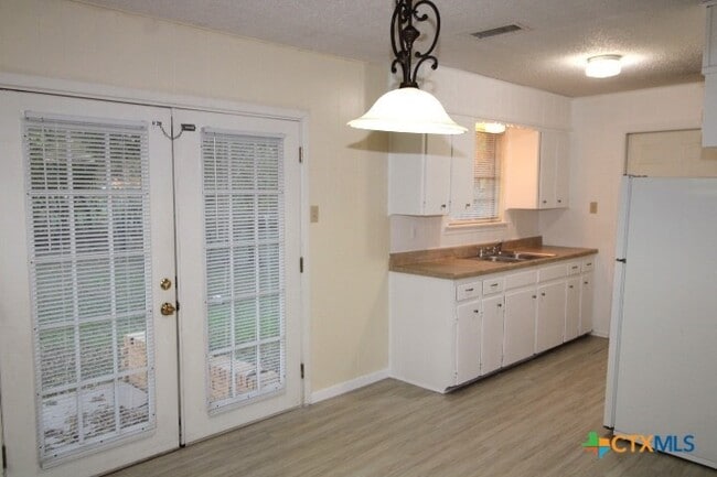 Building Photo - 512 Creek St