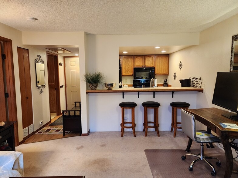 Building Photo - 9645 Independence Dr
