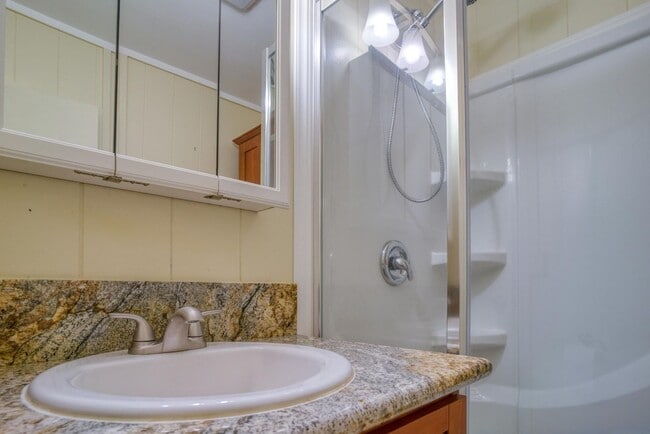 Building Photo - 1 bedroom 1 bath Makai side