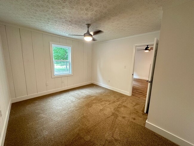 Building Photo - Remodeled Detached Above-Garage Hull Apartment!