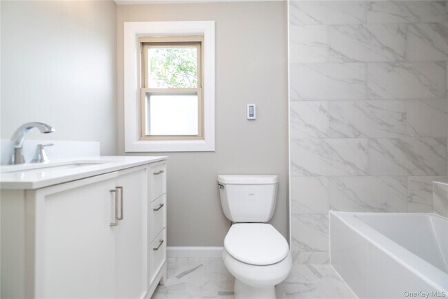 Building Photo - 3883 Franklin Ave