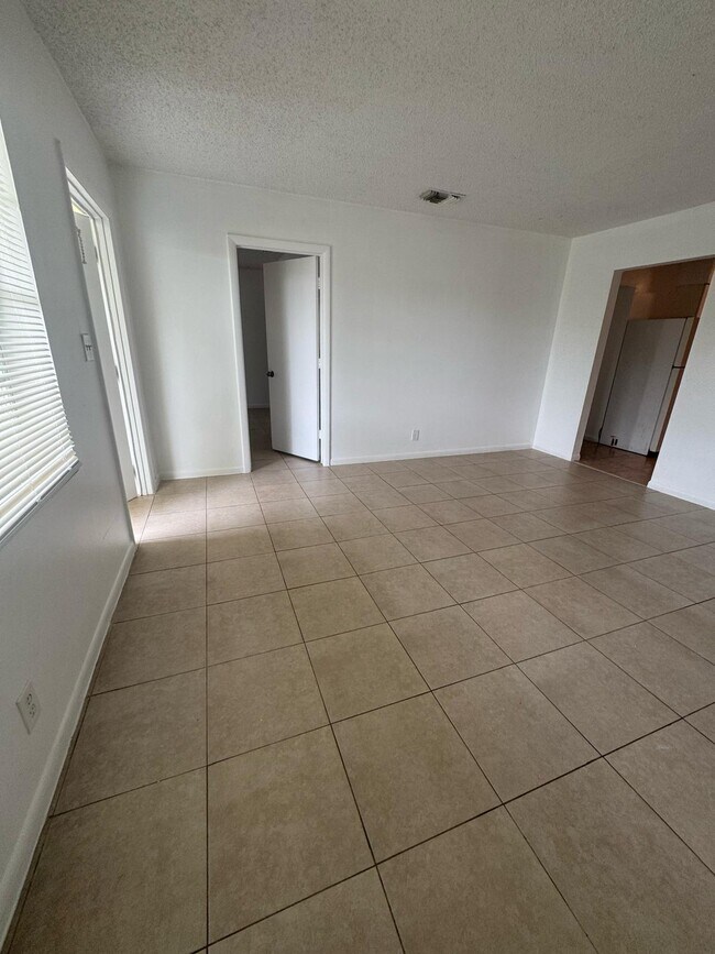 Building Photo - 1480 NW 19th Ct