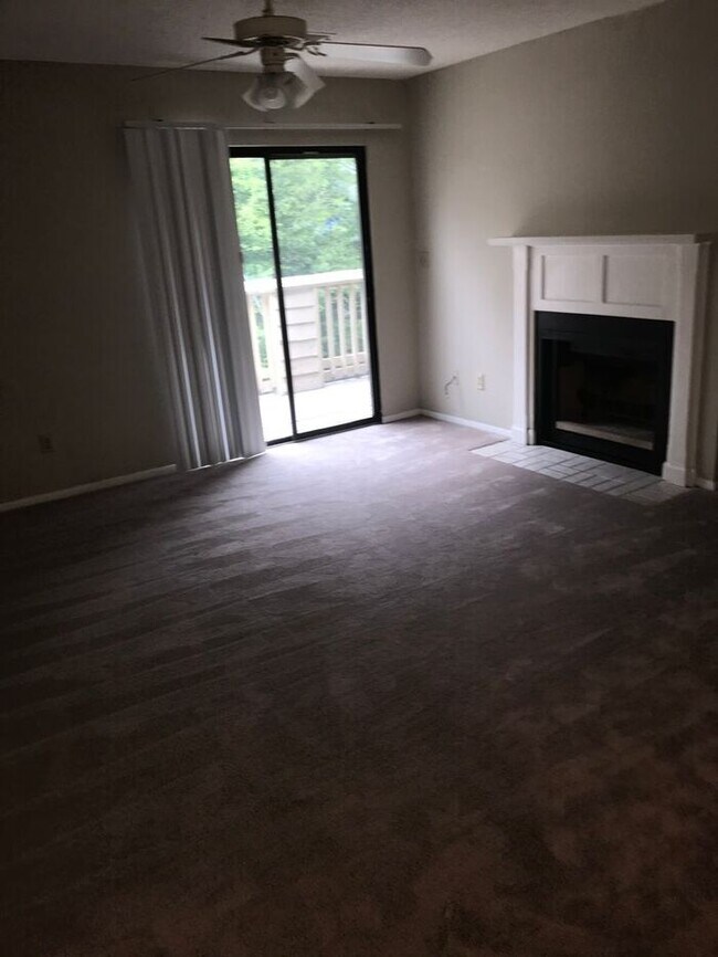 Building Photo - Nice 2 Bedroom 2 Bath Berkshire
