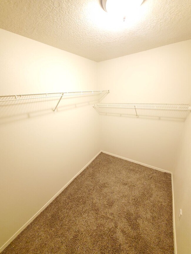 Building Photo - 3 bed 2 bath 1800 sq ft in Huning Ranch!
