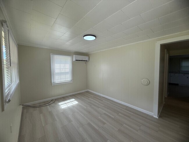 Building Photo - 1208 S Coolwell Rd