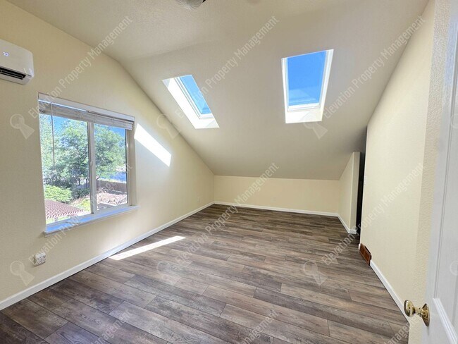 Building Photo - 4 BR Home in SE Bend with Canal Trail Access, Fenced Yard & Greenhouse
