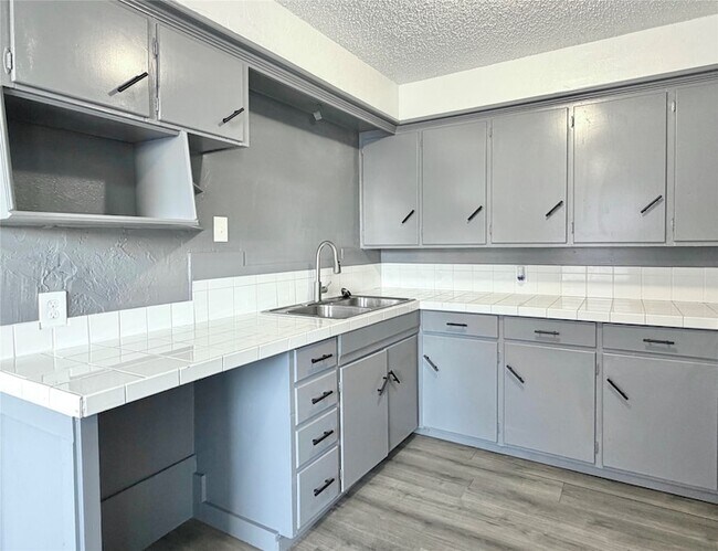 Building Photo - 2526 Louise St