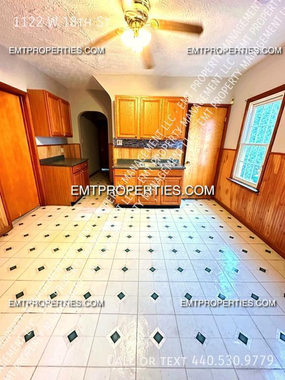 Building Photo - 1122 W 18th St