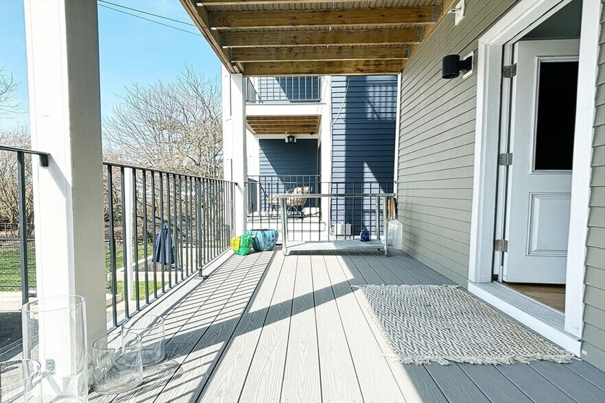 Building Photo - 335 Maverick St