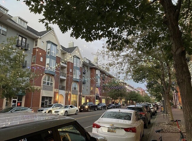 Building Photo - "Chic Urban Retreat: Stylish 1-Bed Condo with Hardwood Floors in the Heart of Denver!"