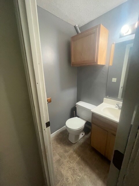 1/2 bathroom - 1604 N New York Ave