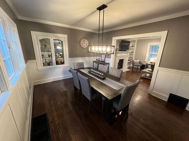 Building Photo - 616 W 63rd St