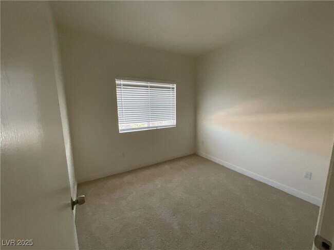 Building Photo - 3400 Cabana Dr