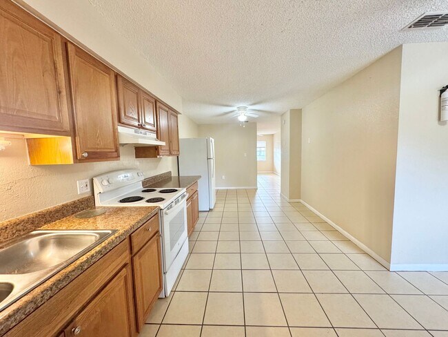 Building Photo - 2571-2575 Elm Ave