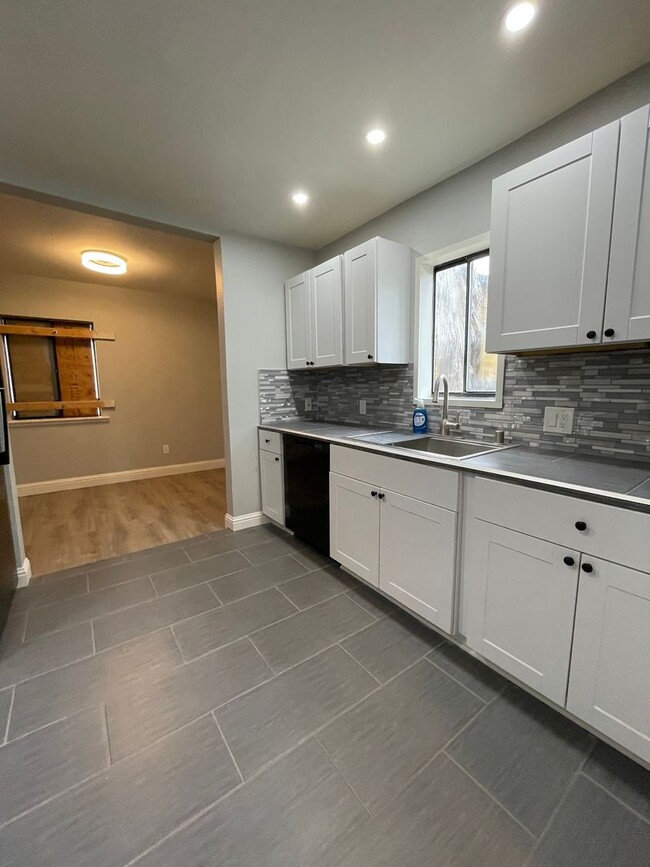 Building Photo - Newly Remodeled 2-Bedroom Home in Sacramento!