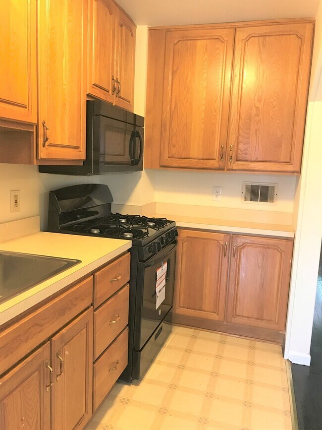 Building Photo - 3 Bedroom Townhome in Morrell Park - Finis...