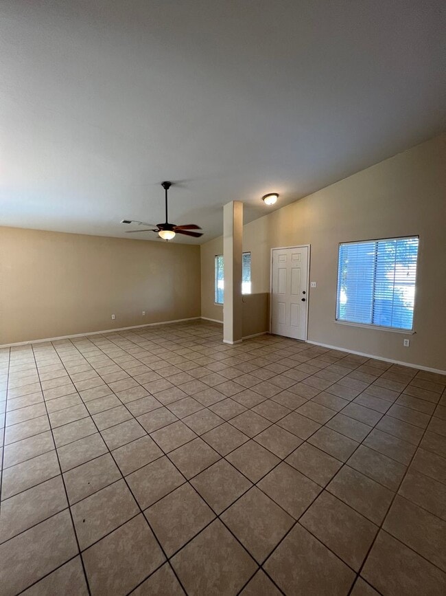 Building Photo - 2902 Tar Springs Ave