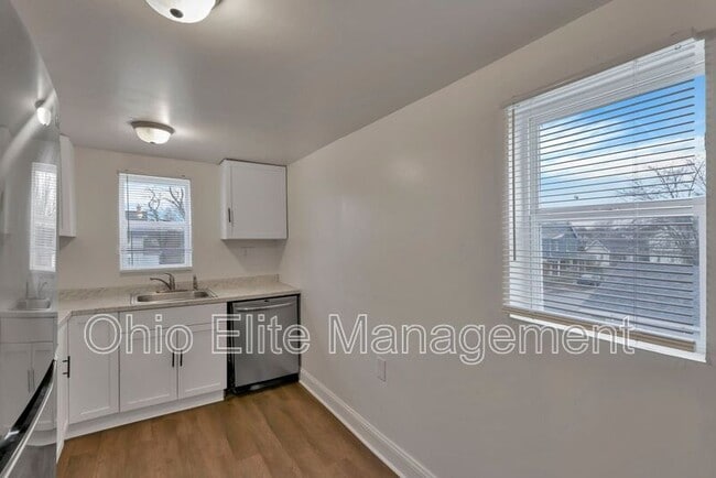 Building Photo - 85 1/2 S Wheatland Ave