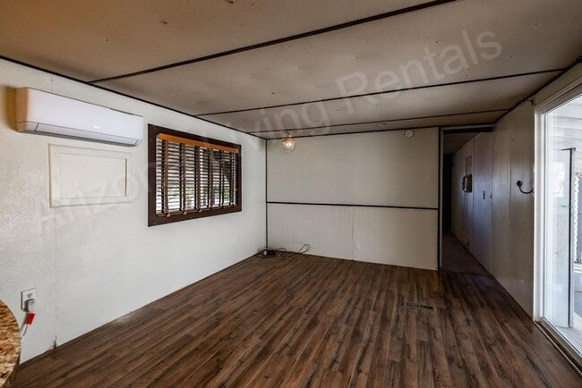 Building Photo - COZY & SPACIOUS