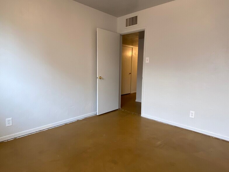 Building Photo - 1014 W 17th Pl