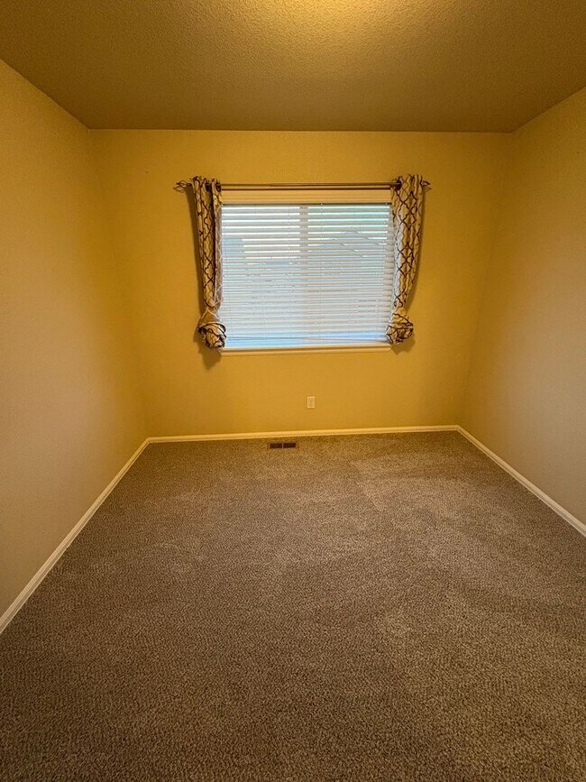 Building Photo - Lovely 3 bedroom/3 car tandem garage home in Lorson Ranch