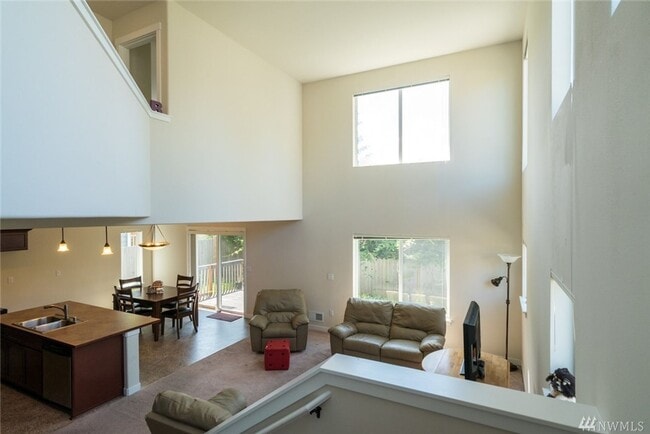 Building Photo - Spacious 3 Bed, 3 Bath Home in Lynnwood with Fenced Yard and Deck