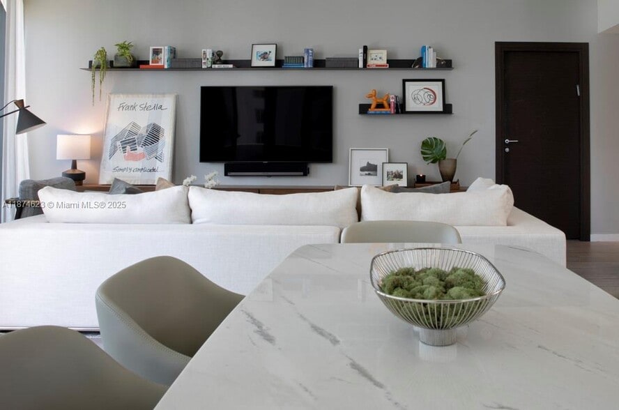 Building Photo - 1000 Brickell Plz